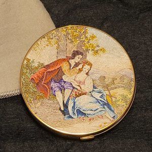 Vintage 1950s compact "Styled by Schildkraut"